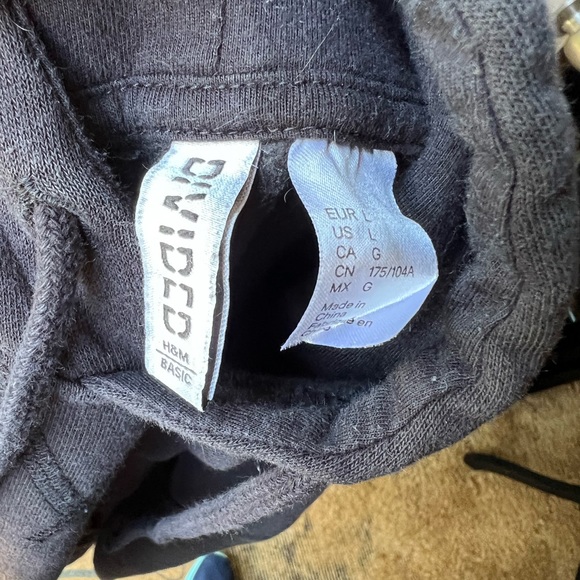 🖤Woman’s or mens H&M I like my eyelashes as black as my heart hoodie🖤 - Picture 2 of 16